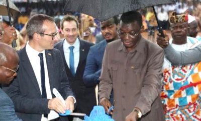 Le ministre d'État, ministre de l'Eau et de l'hydraulique villageoise, Gal YARK Damehame, a participé à une cérémonie d'inauguration emblématique ce 17 octobre 2023, en remettant officiellement un nouveau bâtiment scolaire de trois classes ainsi qu'un bloc administratif flambant neufs au Lycée de Ségbé. Cet événement, qui a suscité l'enthousiasme de la communauté éducative locale, a été rendu possible grâce à l'initiative de l'AEP Lomé, phase 2. La cérémonie, placée sous le signe de l'éducation, a été honorée par la présence du ministre de l'Éducation, le professeur KOKOROKO, ainsi que de l'ambassadeur de la France au Togo. Les dignitaires, les enseignants, les élèves et les résidents locaux se sont réunis pour célébrer cette réalisation qui améliorera considérablement les conditions d'apprentissage au Lycée de Ségbé. Le bâtiment scolaire de trois classes, doté d'installations modernes, offre un espace éducatif plus approprié et confortable pour les élèves de la région. Grâce à cette nouvelle infrastructure, les élèves auront désormais accès à des salles de classe bien équipées, favorisant ainsi un environnement d'apprentissage plus propice. Le bloc administratif, quant à lui, renforcera la gestion et la coordination des activités au sein de l'établissement. Il permettra aux administrateurs de travailler de manière plus efficace pour répondre aux besoins de la communauté scolaire. Lors de son discours d'inauguration, le ministre Gal YARK Damehame a souligné l'importance de l'éducation pour le développement du pays. Il a déclaré : "L'éducation est la clé de notre avenir, et en investissant dans des infrastructures éducatives de qualité, nous investissons dans la prospérité de notre nation. Je suis convaincu que ce bâtiment scolaire et ce bloc administratif renforceront notre système éducatif et contribueront à l'épanouissement de nos jeunes générations." Le ministre de l'Éducation, le professeur KOKOROKO, a également exprimé sa gratitude envers l'AEP Lomé et tous ceux qui ont contribué à la réalisation de ce projet. Il a rappelé que l'éducation est un pilier essentiel du développement, et que chaque investissement dans ce domaine est un pas vers un avenir meilleur. L'ambassadeur de la France au Togo a souligné l'importance de la coopération internationale pour le développement éducatif et a salué l'engagement du gouvernement togolais en faveur de l'éducation. La communauté locale a accueilli cette nouvelle infrastructure avec joie et gratitude, reconnaissant l'impact positif qu'elle aura sur l'éducation des jeunes de la région. Le nouveau bâtiment scolaire et le bloc administratif sont des symboles tangibles de l'engagement du gouvernement togolais envers l'amélioration de l'éducation et de l'avenir des générations à venir. En somme, l'inauguration de ce nouveau bâtiment scolaire au Lycée de Ségbé est un témoignage de l'importance que le gouvernement accorde à l'éducation et de l'engagement envers l'amélioration des infrastructures éducatives. Cette initiative devrait avoir un impact durable sur l'éducation au Togo et constitue un pas significatif vers un avenir plus prometteur pour la jeunesse du pays. Was this response better or worse? Better Worse Same Le ministre de l'Eau inaugure un nouveau bâtiment scolaire au Lycée de Ségbé