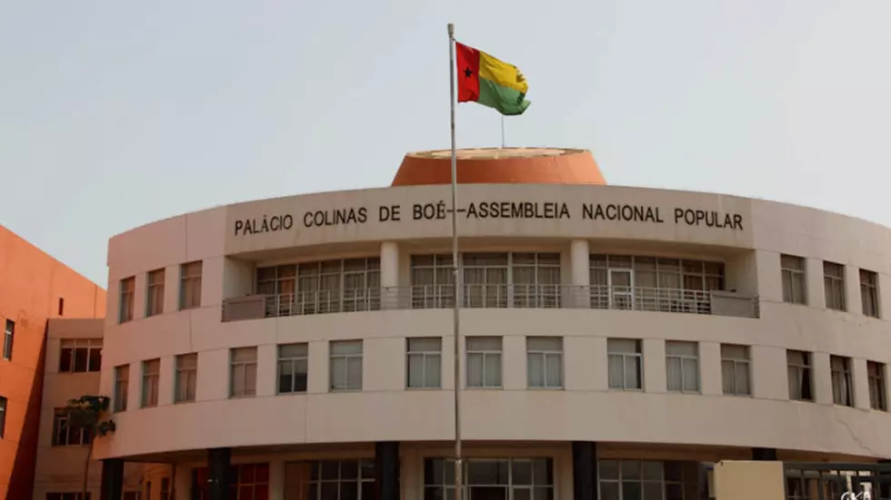Guinée-Bissau : Les députés dispersés à coup de gaz par la police devant le parlement