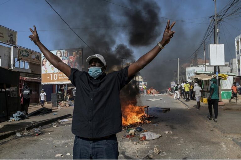 Tensions au Sénégal : Les manifestations éclatent après le report des élections présidentielles