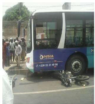 Tragédie à Lomé : Deux jeunes décèdent dans une collision avec un bus de la SOTRAL