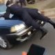 Scandale : Un policier corrompu s'est agrippé au capot d'un véhicule en mouvement