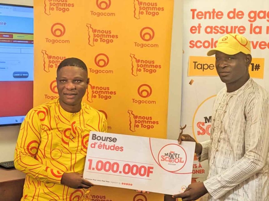 Togocom célèbre le premier gagnant de la campagne "Miayi School"