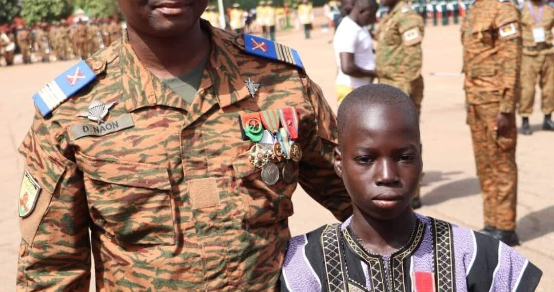 Burkina Faso : un adolescent décoré par les pompiers pour son acte de courage