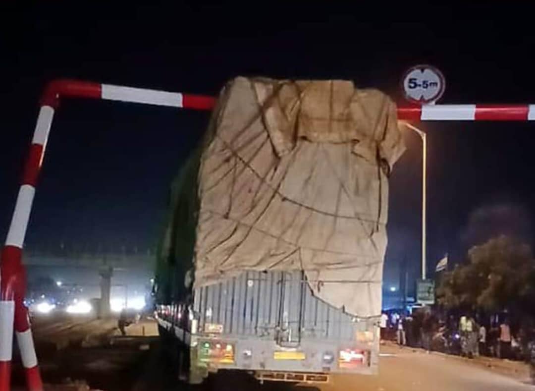Adétikopé : Un portique de contrôle écrasé par un camion. Un signal d'alarme pour la sécurité routière