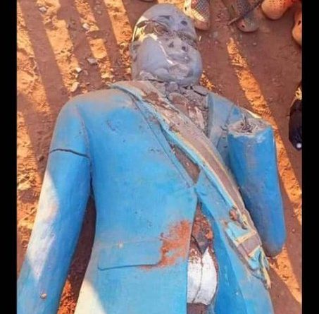 RDC : Un monument du Président Félix Tshisekedi démoli par la population à Kabeya Kamwanga