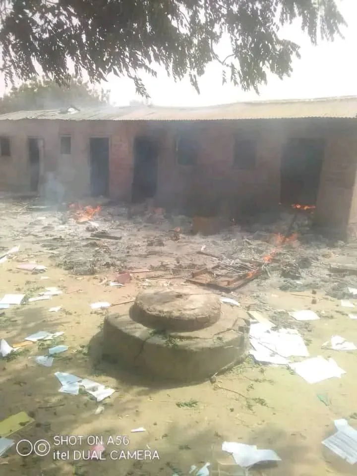 Cameroun : Des élèves en colère chassent les enseignants et incendie à le lycée