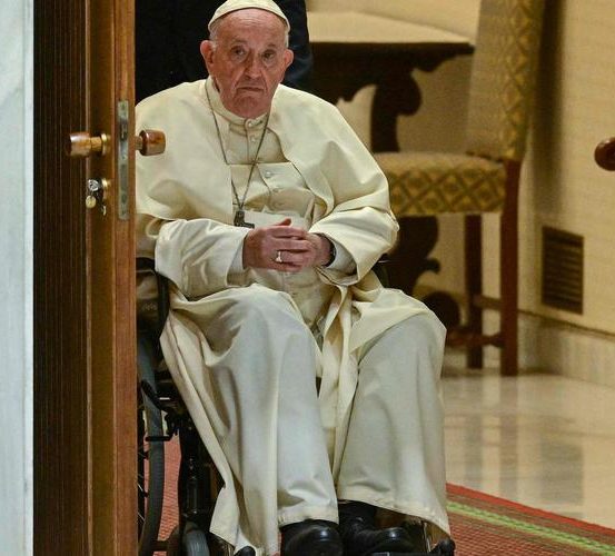 Depuis son lit d’hôpital, le pape François adresse un message émouvant aux fidèles