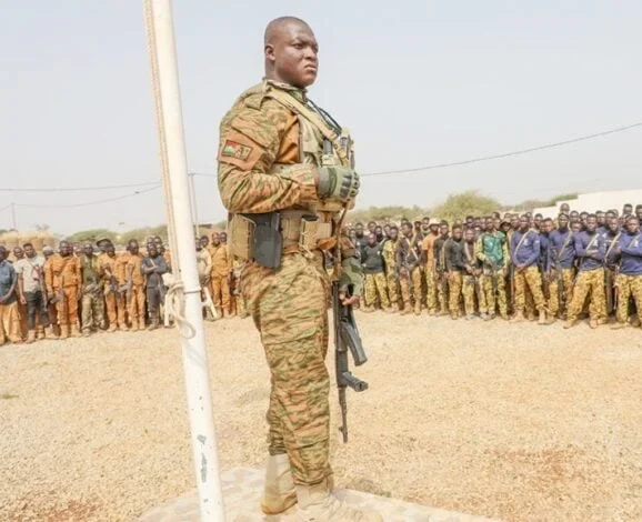 Burkina Faso : Un soldat radié pour usage de téléphone en pleine attaque.