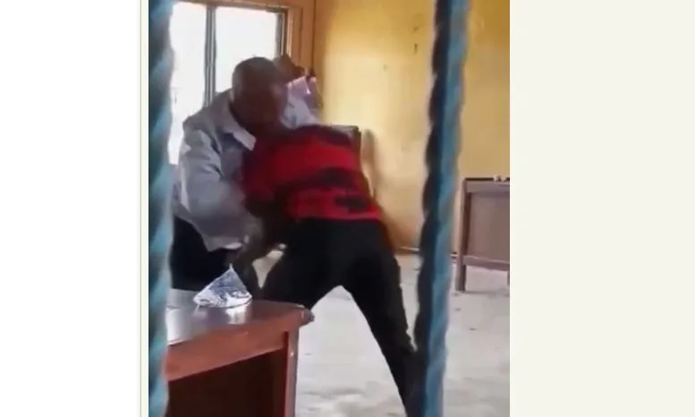 Une vidéo virale dévoile une bagarre entre deux enseignants en pleine école