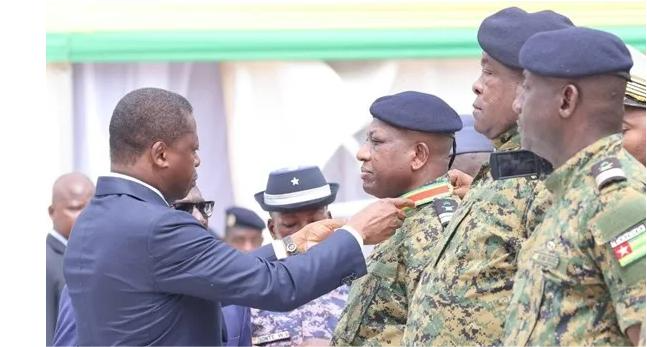 Togo : Faure Gnassingbé décore 48 militaires pour leurs services rendus