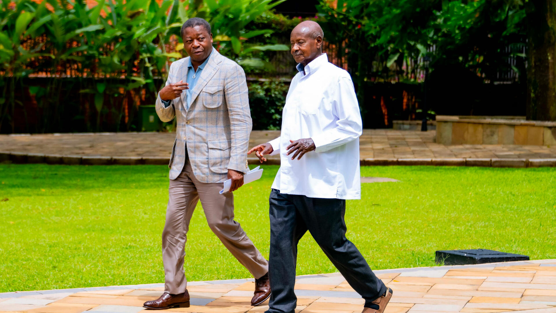 Diplomatie proactive : le président togolais Faure Gnassingbé renforce les liens régionaux en Ouganda