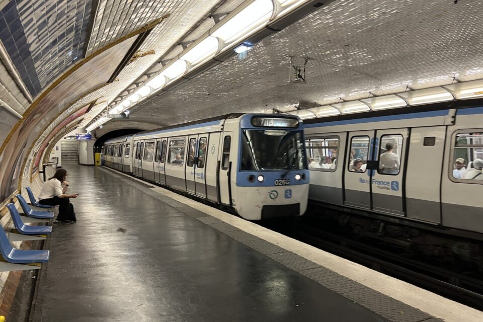 Paris : Un adolescent belge meurt après s’être jeté sous une rame de métro