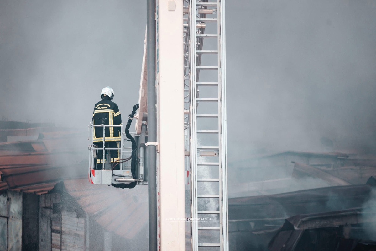 Côte d’Ivoire : un incendie dévastateur réduit en cendres le marché d’Adjamé