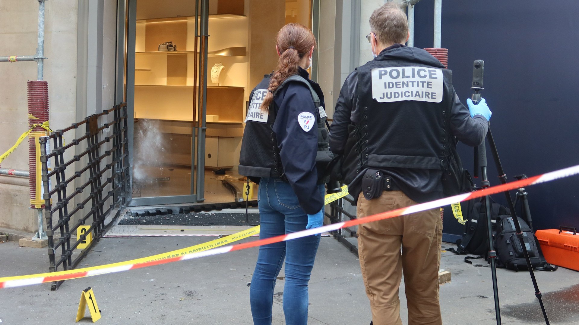 Braquage spectaculaire d’un magasin Louis Vuitton à Paris, 2è braquages en 1 mois