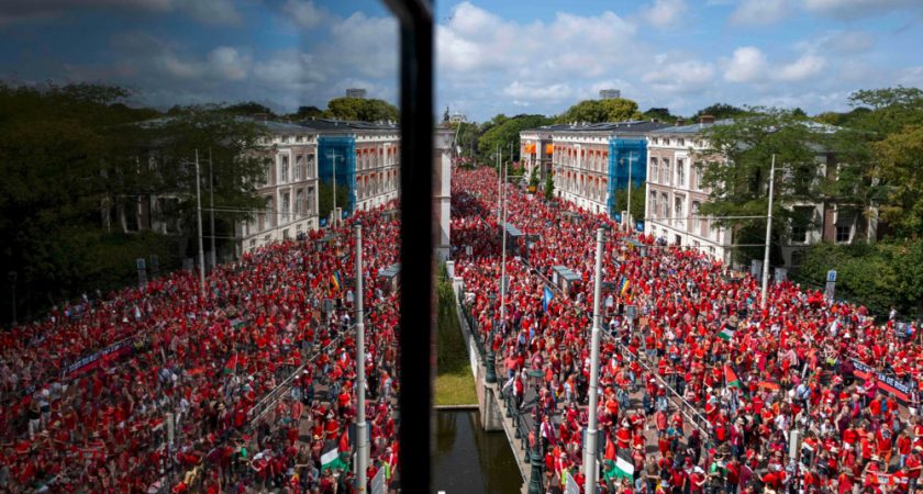 Pays-Bas : Une marée rouge à La Haye contre le « génocide » à Gaza