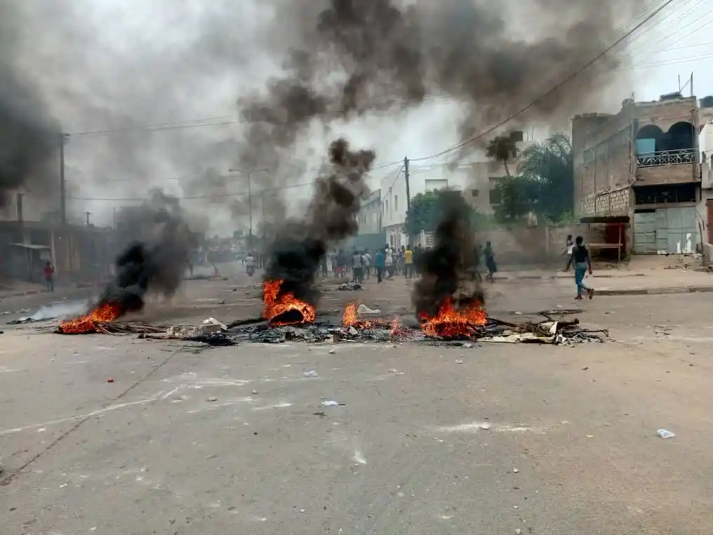 Togo en feu : affrontements violents à Lomé, rues bloquées, gaz lacrymogènes et le pouvoir sort les milices armés