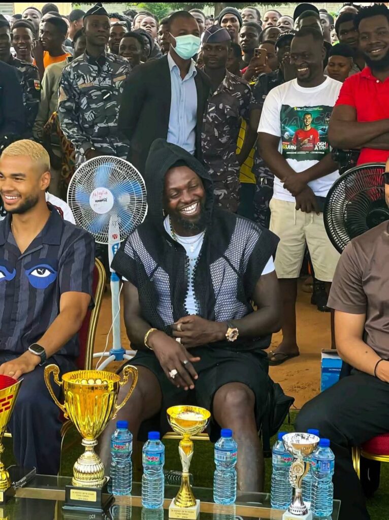 Cody Gakpo à Lomé : la star de Liverpool célèbre ses racines avec le soutien d’Emmanuel Adebayor