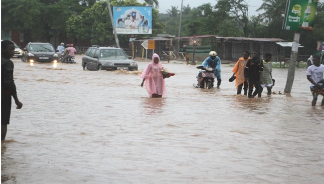 Lomé sous l’eau :Vingt minutes de pluie, et plusieurs quartiers s’écroulent ; La population Lamente et le gouvernement dort