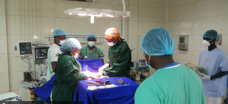 Togo – Don de matériel médical : Une table gynécologique pour CMS de Kovié, la foi au service de la santé