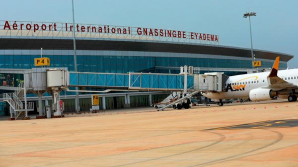Togo : Quand les surtaxes des billets d’avion poussent les voyageurs à fuir l’aéroport de Lomé