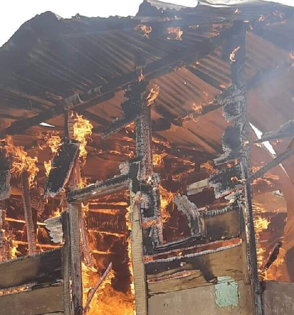 Adjohoun sous le choc : Un fils suspecté d’avoir brûlé sa mère et sa sœur pour un terrain familial