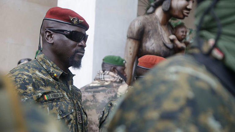 Guinée : Doumbouya frappe fort, 3 grands partis d’opposition suspendus avant le référendum
