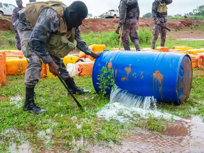 Dapaong : Plus de 11 000 litres de boissons frelatées détruits