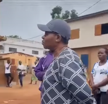 Scène surréaliste à Lomé : Marguerite Gnakadé empêchée de marcher par les policiers de son mari (Vidéo)