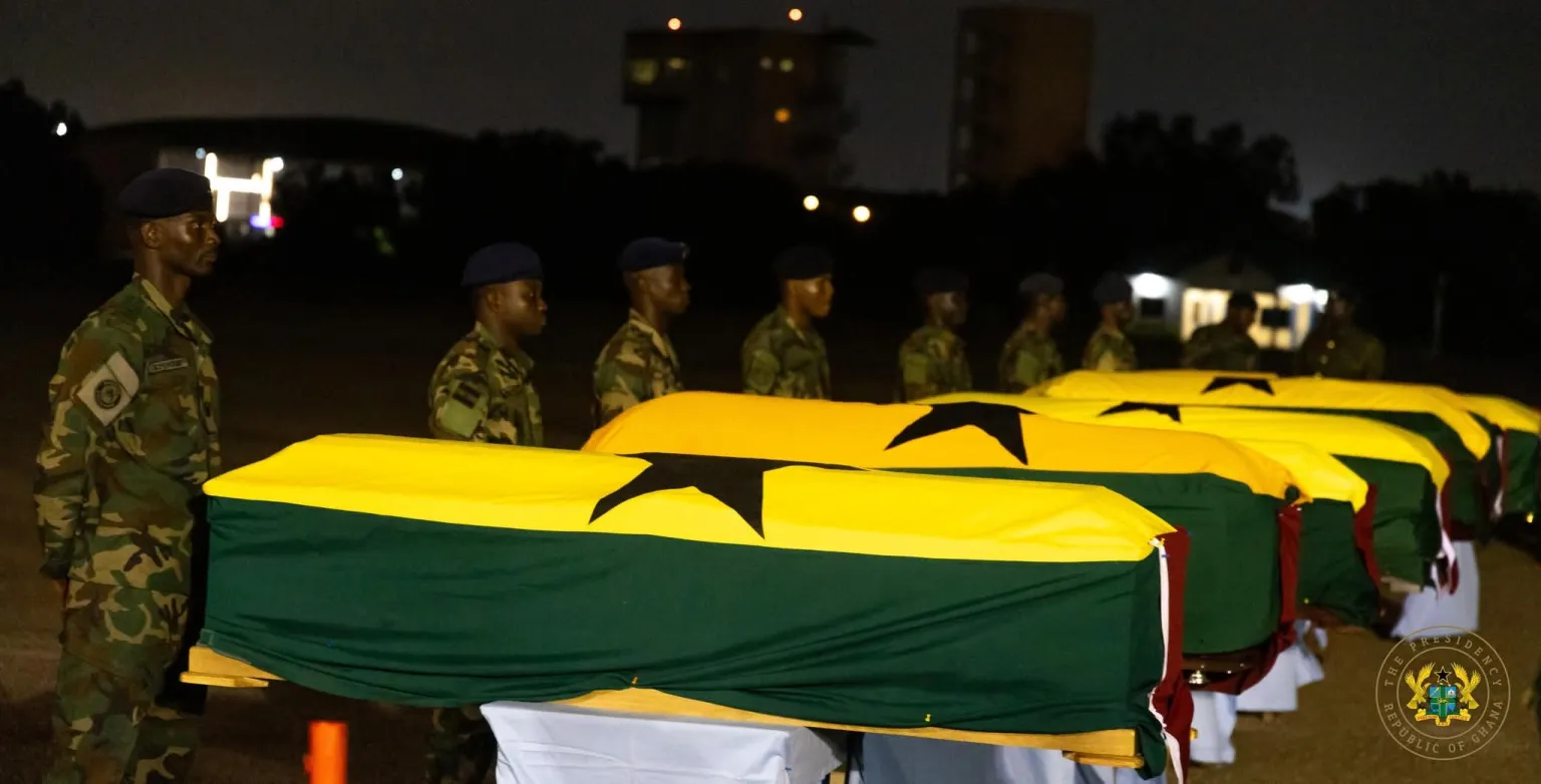 Crash tragique d’un hélicoptère militaire : Ghana accueille les 8 corps dans un silence glaçant