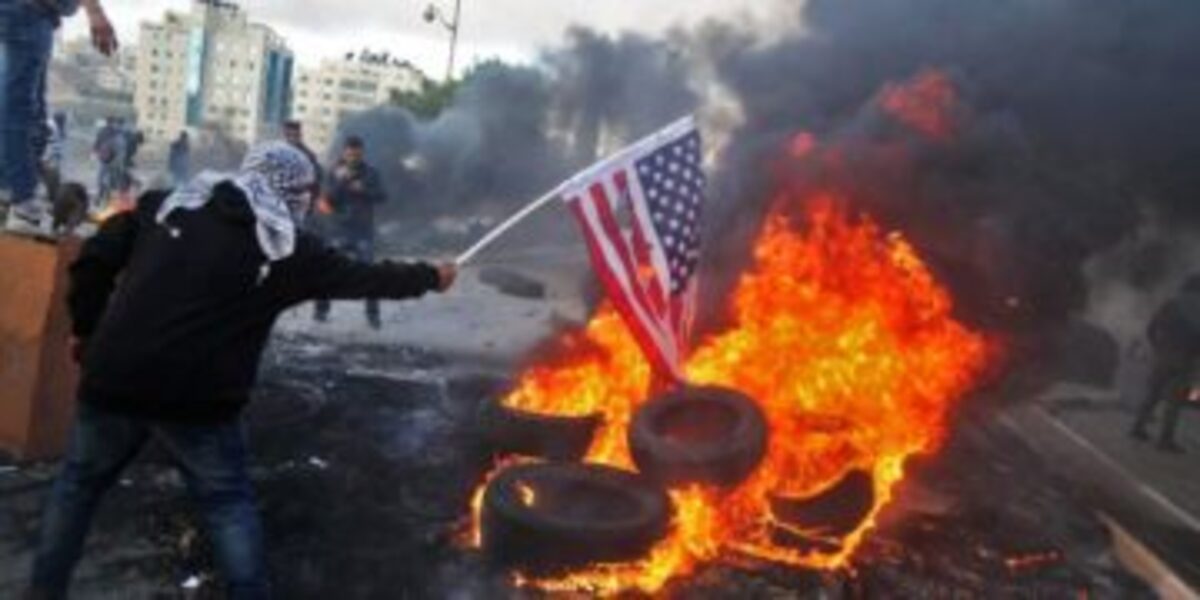 USA : Un homme arrêté après avoir brûlé le drapeau américain près de la Maison-Blanche