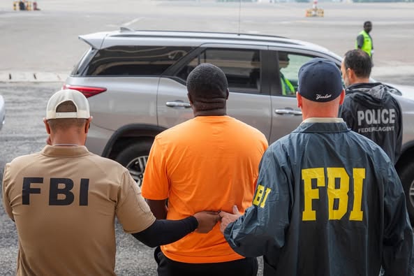 Escroquerie en ligne : 100 millions de dollars volés, trois suspects face à la justice américaine