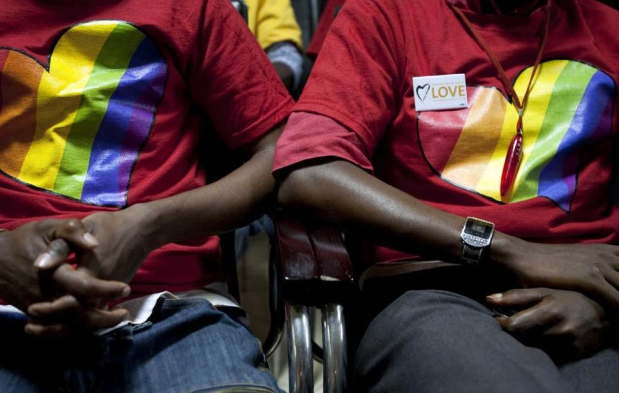 Scandale en Gambie : Deux hommes arrêtés pour actes homosexuels près d’un cimetière