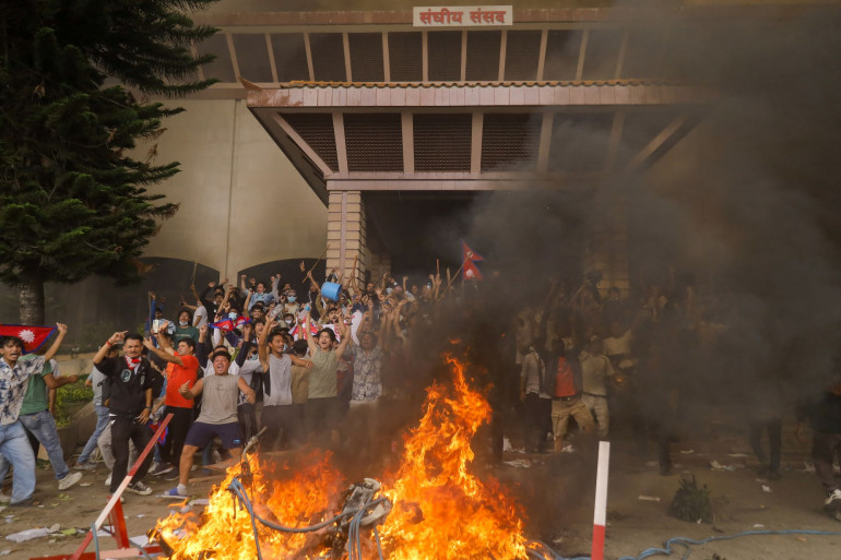 Manifestations au Népal : la rue renverse le pouvoir, le Premier ministre Oli démissionne