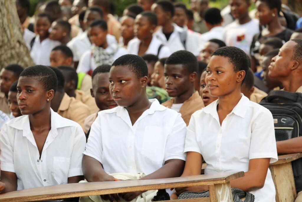Kits scolaires pour 100 000 filles au Togo : symbole de progrès ou pansement sur une fracture ?