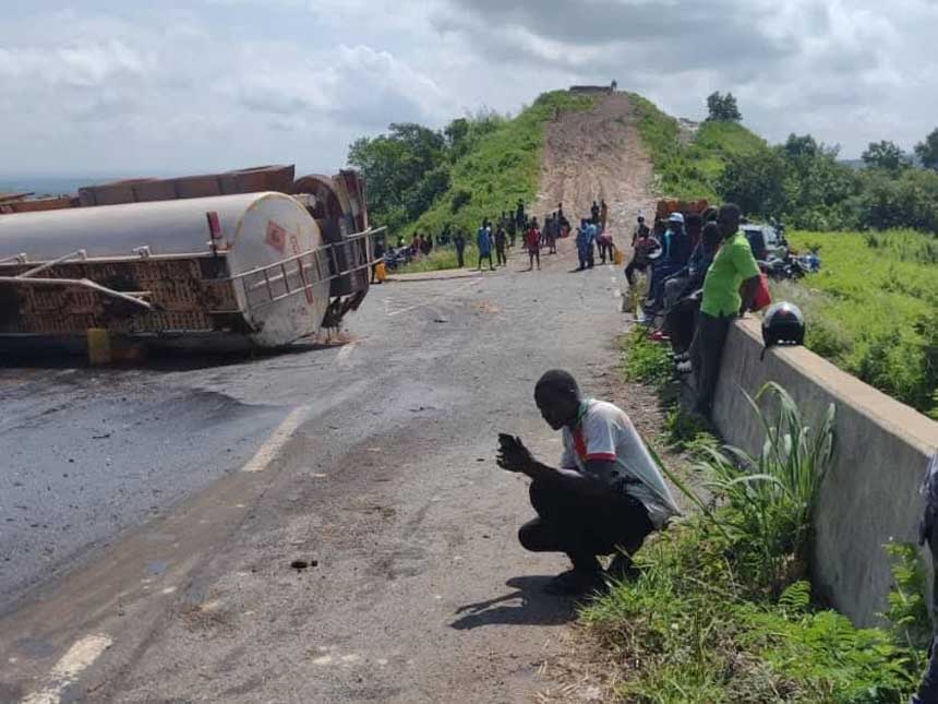 Accident spectaculaire au Togo : une citerne hors de contrôle sème le chaos sur la RN1 à Bafilo