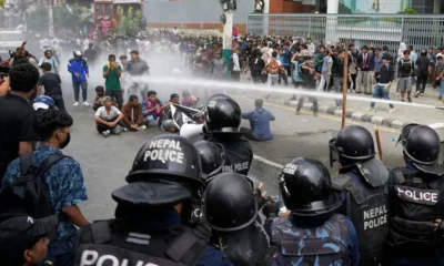 Réseaux sociaux interdits : la jeunesse descend dans la rue et affronte la police dans un chaos sanglant en…