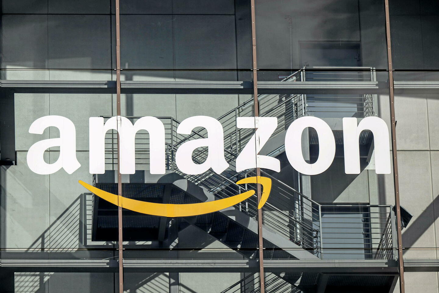 Amazon choque le monde : 14 000 employés licenciés à cause de l’intelligence artificielle