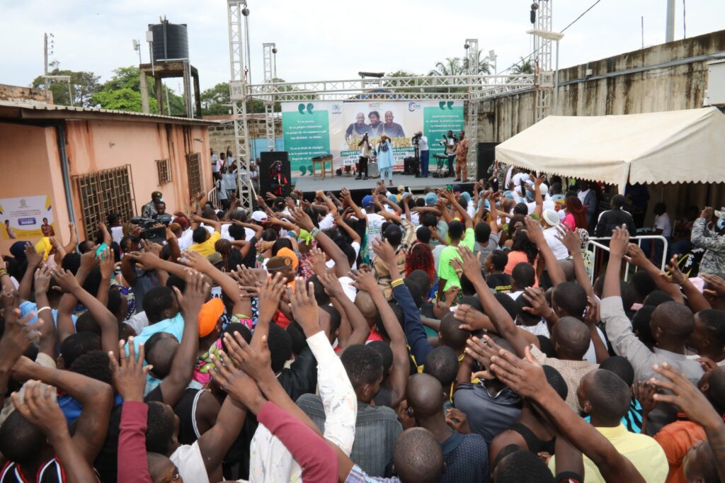 Prison Civile de Lomé : CDK-GROUP surprend plus de 3 000 détenus avec un buffet et un concert