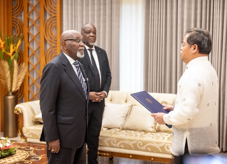Togo : le président Jean-Lucien Savi de Tové accrédite trois nouveaux ambassadeurs