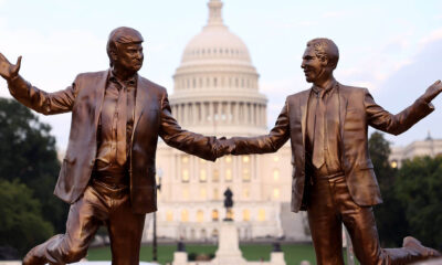 Une statue de Donald et Epstein main dans la main fait fureur au Capitole