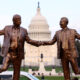 Une statue de Donald et Epstein main dans la main fait fureur au Capitole