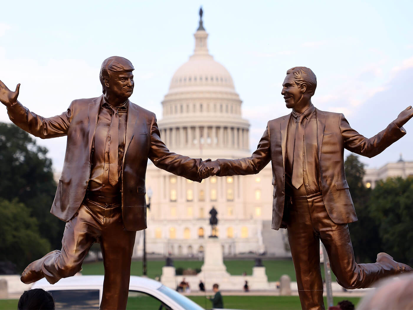 Une statue de Donald et Epstein main dans la main fait fureur au Capitole