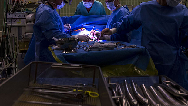 Un homme avale 28 cuillères et 19 brosses à dents : opération spectaculaire en Inde
