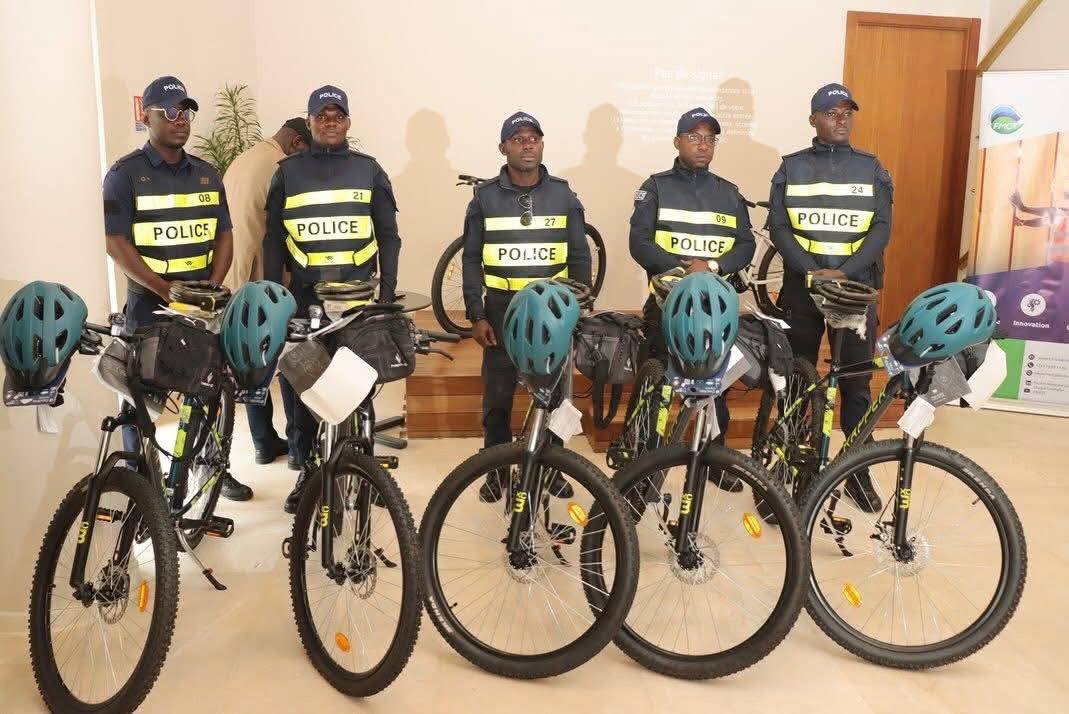 Quand la France offre 5 vélos à la Police gabonaise… et déclenche un débat national