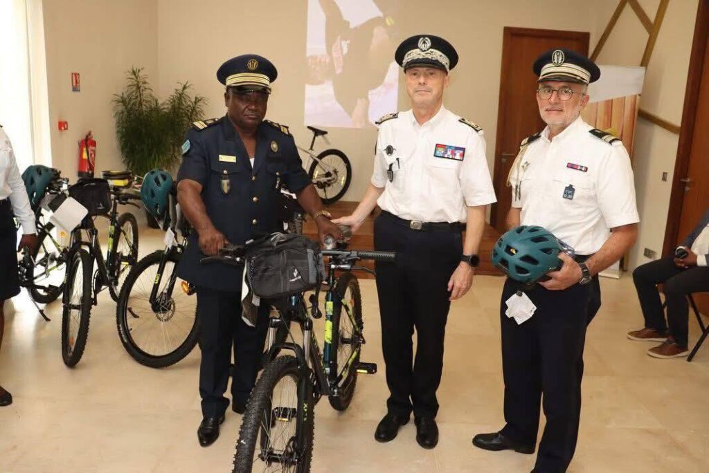 Quand la France offre 5 vélos à la Police gabonaise… et déclenche un débat national