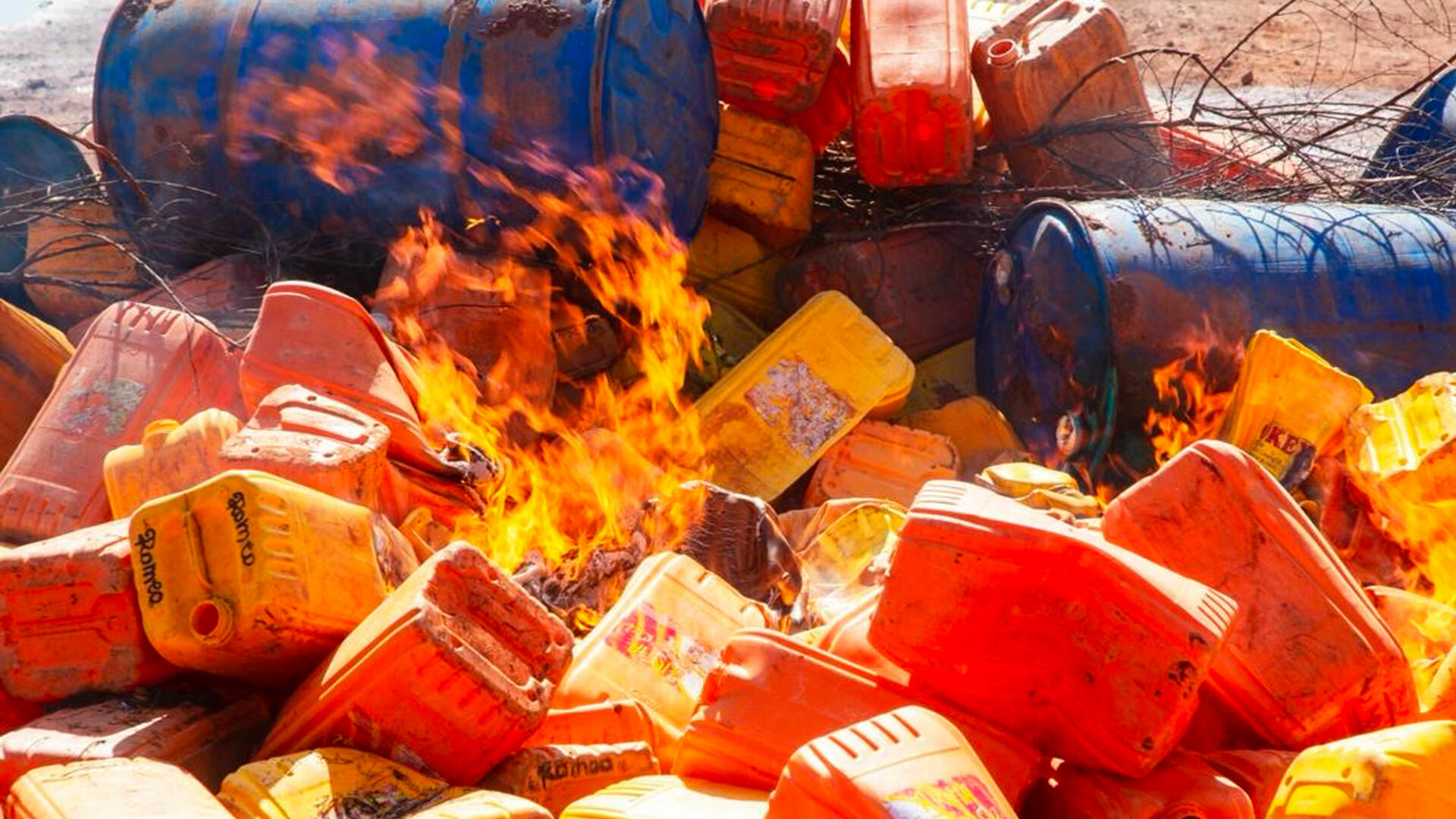 Dapaong : les autorités détruisent plus de 12 000 litres de sodabi frelaté