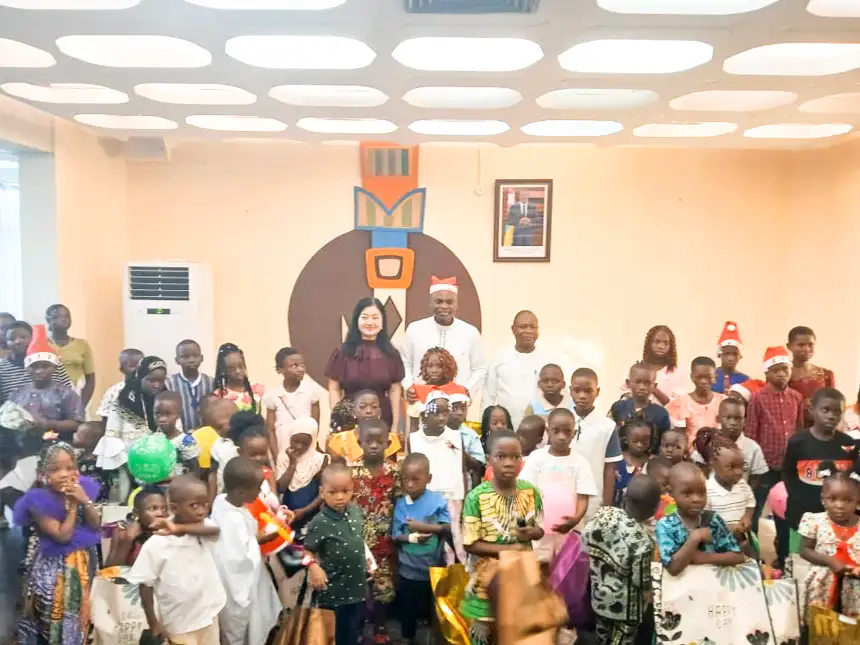 Diplomatie et esprit de Noël : le ministère des Affaires étrangères célèbre les enfants