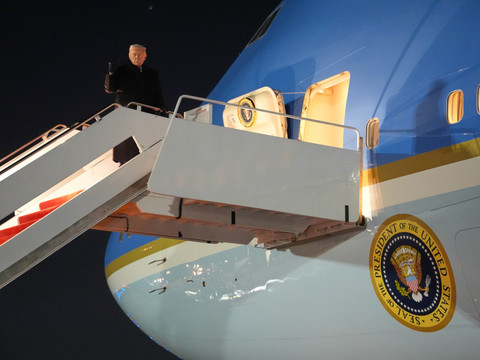 Breaking News | Panique à bord d’Air Force One : l’avion de Donald Trump forcé de faire demi-tour en plein vol