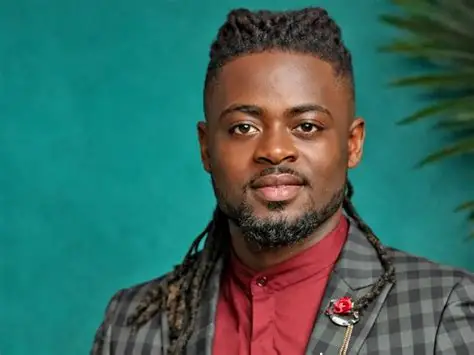 Bonzy, chanteur togolais et ex-membre du duo musical Tach Noir, est actuellement détenu aux États-Unis, où il serait accusé dans le cadre d’une affaire criminelle qui fait largement réagir la communauté.