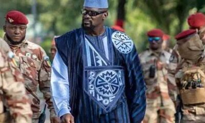 Depuis plusieurs semaines, le président guinéen Mamadi Doumbouya est resté absent du pays, après avoir quitté Conakry pour participer à un sommet de l’Union africaine. Cette absence prolongée a alimenté de nombreuses spéculations, poussant les autorités à intervenir pour rassurer la population et clarifier la situation.